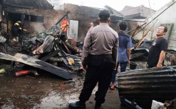 Rumah Terbakar di Mojokerto, 3 Mobil Damkar & 1 Water Canon Dikerahkan