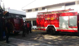 Gudang Penyimpanan Botol Plastik di Rungkut Industri Terbakar