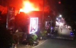 Mobil Water Canon Ikut Padamkan Kebakaran Ruko di Mojokerto