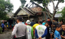 Rumah di Banyuwangi Hangus Terbakar saat Hujan Deras