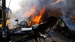 Gudang Barang Bekas di Wiyung Surabaya Terbakar