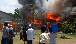Gudang Perabotan Pondok Pesantren di Probolinggo Terbakar