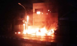 Kios Bensin Eceran di Belakang Royal Plaza Surabaya Terbakar