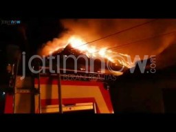 Video: Aparat Gabungan Padamkan Tiga Rumah Terbakar di Ponorogo