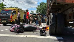 Salip Avanza, Pengendara Sepeda Motor Tewas Terserempet Truk