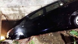 Mobil Innova Nyungsep di Taman Depan Tunjungan Plaza