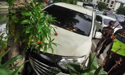 Daihatsu Xenia Naik Trotoar dan Tabrak Pohon di Depan Pasar Atom