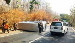 Minibus Rombongan Relawan Gempa Lombok Terguling di Ngawi