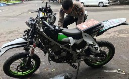 Diduga Serobot Lampu Merah, Biker Motor Trail Tewas Ditabrak Pikap