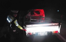 Ban Pecah, Pikap Tabrak Guardrail di Tol Nganjuk-Madiun