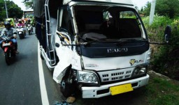 Sopir Mengantuk, Toyota Kijang Tabrak Truk hingga Terguling 