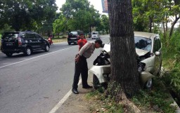 Kecelakaan di Ponorogo, Toyota Avanza Ringsek Menabrak Pohon