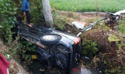 Kecelakaan di Ponorogo, Mobil Rombongan Pemudik Nyemplung ke Parit