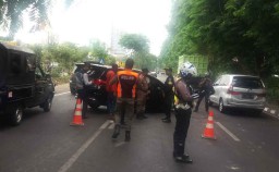 Tabrak Pohon, Honda Mobilio Terbalik di Jalan A Yani Surabaya