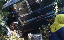 Hindari Motor, Suzuki Carry Nyungsep ke Selokan