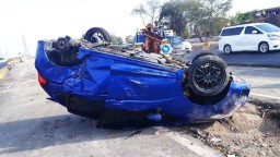 Diduga Sopir Mengantuk, Honda Jazz Terbalik di Tol Porong