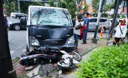 Foto: Kecelakaan di Surabaya, Sepeda Motor Vs Mobil Tata