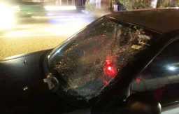 Terobos Lampu Merah, Sedan Timor Tabrak Pengendara Motor di Ponorogo