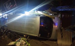 Kecelakaan di Sidoarjo, Suzuki APV Tabrak Warung Makan dan Terguling
