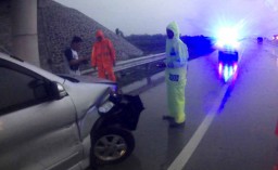 Kecelakaan di Tol Ngawi, Toyota Avanza Tabrak Pembatas Jalan