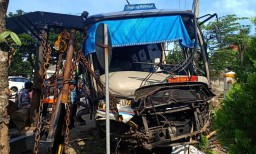 Evakuasi Bus Sugeng Rahayu Tabrak Pohon di Madiun Memakan Waktu 7 Jam