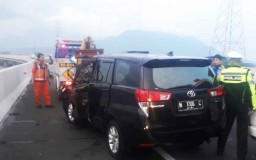 Toyota Innova Tabrak Truk di Tol Sidoarjo, Warga Jepang Luka