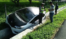 Kecelakaan di Tol Menanggal, Honda Jazz Terperosok ke Parit