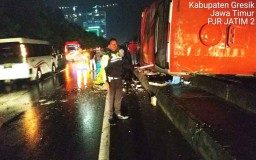 Bus Berpenumpang Rombongan Ziarah Wali Terguling di Tol Gresik