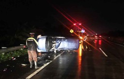 Kecelakaan di Tol Sumo, Toyota Avanza Tergelincir hingga Terbalik