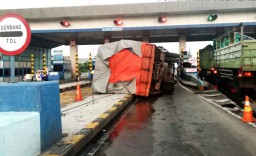 Rem Blong, Truk Bermuatan Karton Terguling di Gerbang Tol Tandes