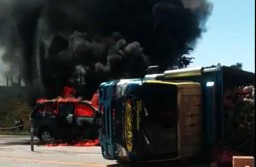 Kecelakaan di Tol Pandaan, Toyota Innova Terbakar dan Truk Terguling