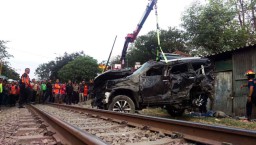 Pajero yang Tersambar KA di Surabaya Dievakuasi dengan Unit Rescue PMK