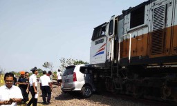 Mobil Avanza Terseret KA di Nganjuk, 1 Tewas