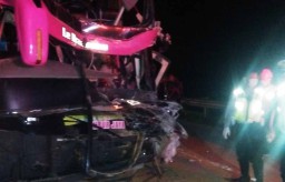 Bus Rombongan Pelajar Madrasah Tabrak Truk di Tol Ngawi, 1 Orang Tewas