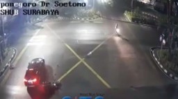 Terobos Lampu Merah, Biker ini Tabrak Mobil hingga Terpental Jauh
