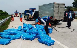 Pikap Terguling di Tol Gempol-Pasuruan, Muatan Garam Berhamburan
