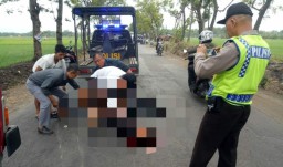 Senggol Truk Mogok, Biker ini Terpental dan Tewas “Dicium” Truk 