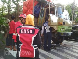 Diduga Rem Blong, Truk Fuso Seruduk Tiga Motor dan Satu Orang Tewas