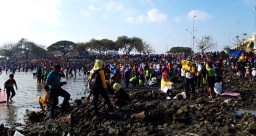 18 Ribu Warga Surabaya Kompak Bersih-bersih Pantai Kenjeran