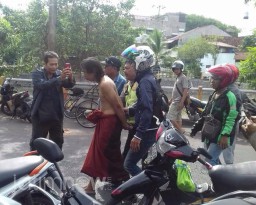 Bawa Kabur Penukaran Uang Baru, Pria Ini Nyaris Ditelanjangi Massa