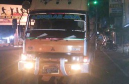 Tabrak Palang Pintu Perlintasan, Truk ini Nyaris Disambar Kereta Api