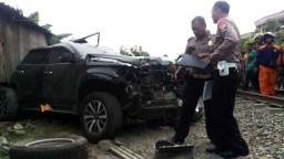 Polisi: 3 Penumpang Pajero yang Disambar KA di Surabaya Tewas