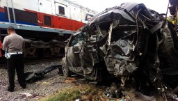 Kilas Berita Hot: Pajero Disambar KA hingga Bocah Gagalkan Begal Motor