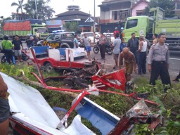 Brak!!! Kereta Kelinci Hancur 'Ditendang' Kereta Api