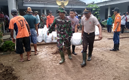 Video: TNI-Polri Bantu Korban Banjir Lumpur 