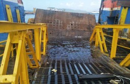 Dermaga di Pelabuhan Ketapang Jebol Dihantam Ombak