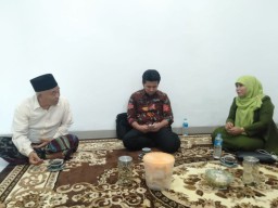 Bakal Calon Wakil Wali Kota ini Bertemu Kiai Asep, Emil Dardak Hadir