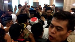 Suasana di Luar Arena Debat Pilgub Jatim Nyaris Ricuh