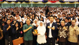 Khofifah Tantang Mahasiswa Unair Jadi Agen Revolusi Industri 4.0