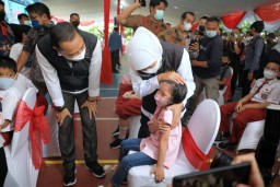 Khofifah Berharap Vaksinasi Anak Percepat PTM di Jawa Timur
